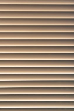 Kapalı pencere güneşle aydınlatılan güneşlikler, arka plan dokusu.