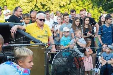 Belaya Tserkov, Ukrayna, 23 Ağustos 2020 Pilot balonu sıcak havayla doldurur..