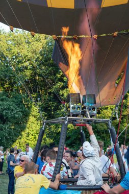 Belaya Tserkov, Ukrayna, 23 Ağustos 2020 Pilot balonu sıcak havayla doldurur..