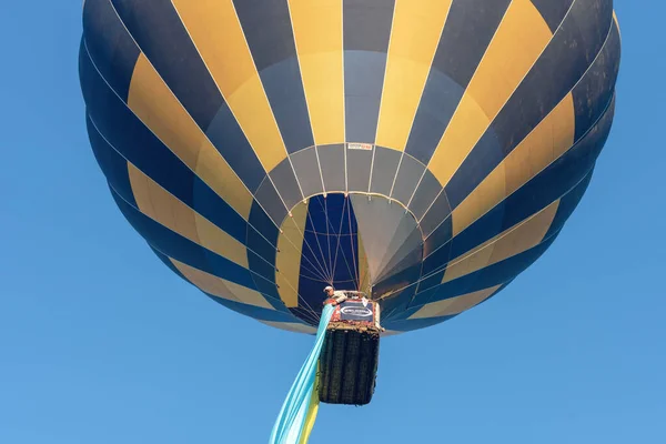 Belaya Tserkov Ukrajna Augusztus 2020 Sokszínű Hőlégballon Zászló Ukrajna Kék — Stock Fotó