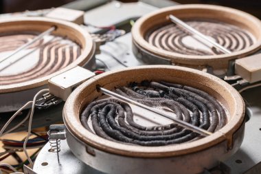 Yanmış ısıtma elementleri, kablolar ve kablolarla parçalanmış elektrik ocağı.