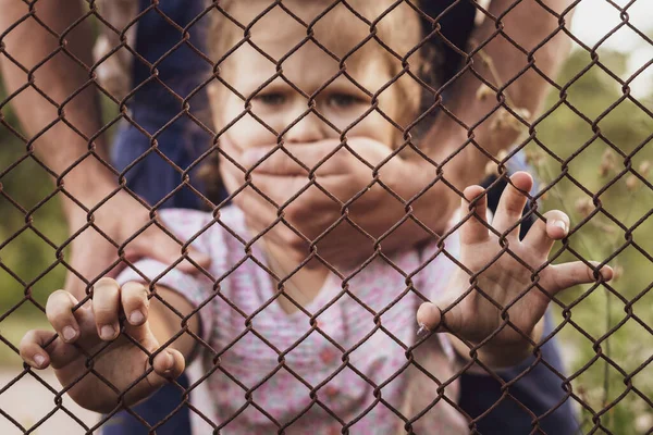 Gyerek Kezei Egy Fémhálós Kerítésbe Kapaszkodnak Ukrán Gyermekek Kényszerdeportálásának Problémája — Stock Fotó