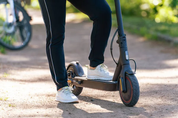 Jeune Femme Sur Scooter Électrique Sur Chemin Terre Dans Parc — Photo