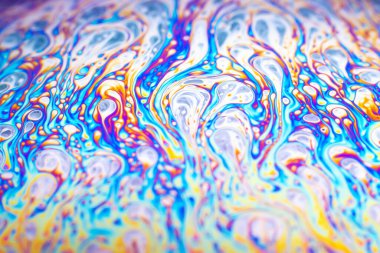 Bir sabun köpüğünün yüzeyindeki ışık tarafından oluşturulan güzel psikedelik soyutlama.