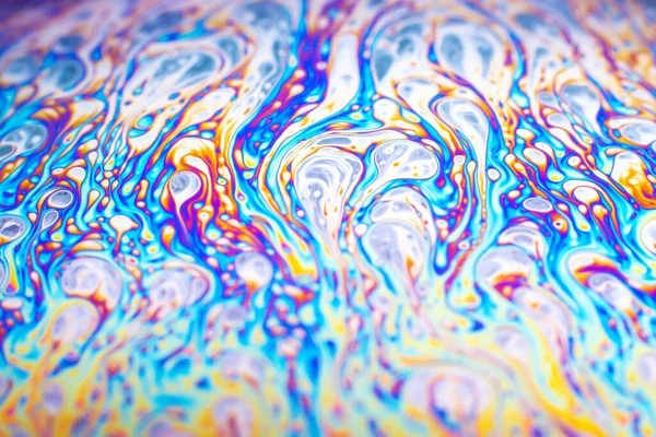 Bir sabun köpüğünün yüzeyindeki ışık tarafından oluşturulan güzel psikedelik soyutlama.