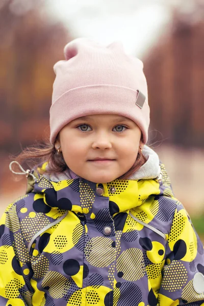 Parktaki Küçük Tatlı Bir Kızın Sonbahar Portresi — Stok fotoğraf