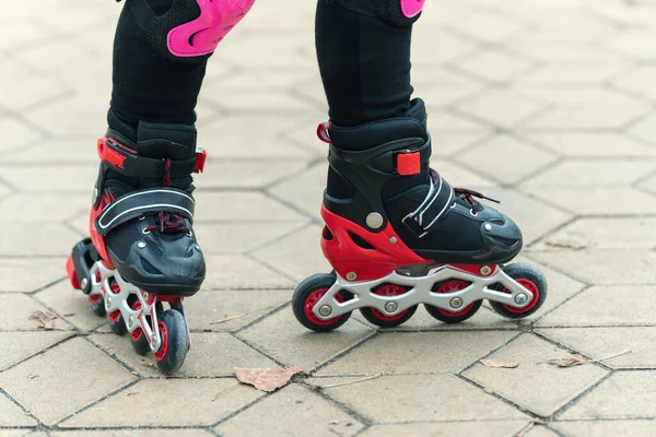 Jambes Enfant Faisant Roller Dans Parc — Photo