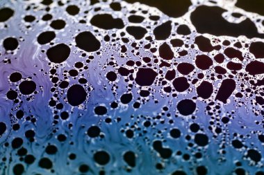 Bir sabun köpüğünün yüzeyindeki ışık tarafından oluşturulan güzel psikedelik soyutlama.