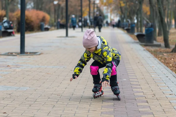 Słodka Dziewczynka Uczy Się Jeździć Rolkach Dziecko Wrotkach Spada — Zdjęcie stockowe