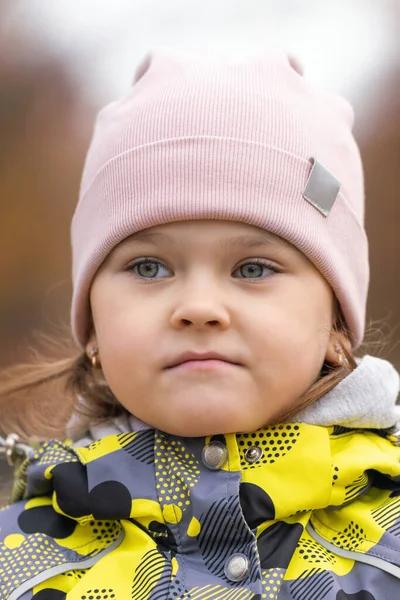 Parktaki Küçük Tatlı Bir Kızın Sonbahar Portresi — Stok fotoğraf