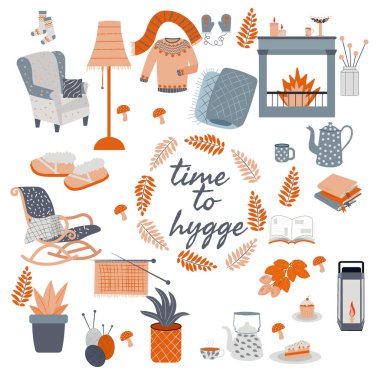 Hygge zamanı. Yumuşak pastel renkte bir takım ikonlar. İçinde mumlar, çoraplar, büyük bir halı, çay, şömine gibi yazılar ve ev eşyaları olan bir tebrik kartı için vektör illüstrasyonu. Danimarka yaşam konsepti.
