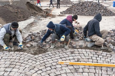 Döşeme taşları. Şehir yollarının inşası kaldırım taşları döşeyerek yapılır.