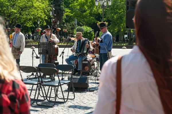 ウクライナ 6月12 2022 夏は晴れと週末 街の広場で3人の音楽家のアンサンブルのメロディーは その魅力的で気質の音で通行人を楽しませます — ストック写真