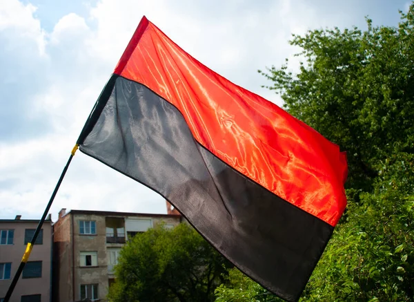 The former red and black battle flag of the Ukrainian insurgent army of the last century is still used today on the battle front of Ukraine by some military units of Ukraine along with the state flag