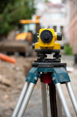 Teodolit ölçüm cihazı yol onarımı, inşaat, topoğrafya ve daha fazlası için vazgeçilmez..