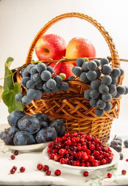 Bir sepet dolusu sonbahar hediyesi. Çeşitli meyveler....