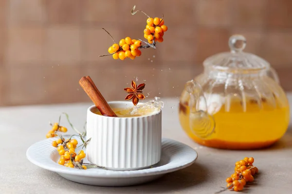 Sıcak sarı deniz dikenli çay, tarçın ve ananas.