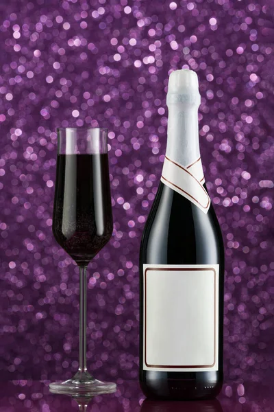 Böğürtlen Şarabı Bardağı Beyaz Etiketli Bir Şişe Bokeh Efektli Soyut — Stok fotoğraf