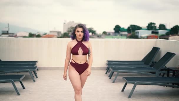 Attractive Petite Woman Dyed Purple Hair Bikini Walking Camera Rooftop — Stok Video