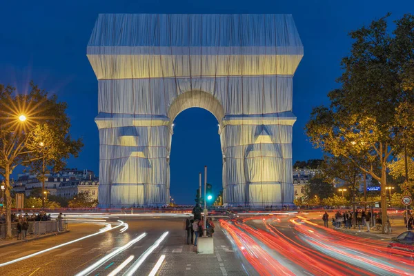 Paris, Fransa - 09: 30 2021 Charles de Gaulle. L 'Arc de Triomphe, gece sarılmış