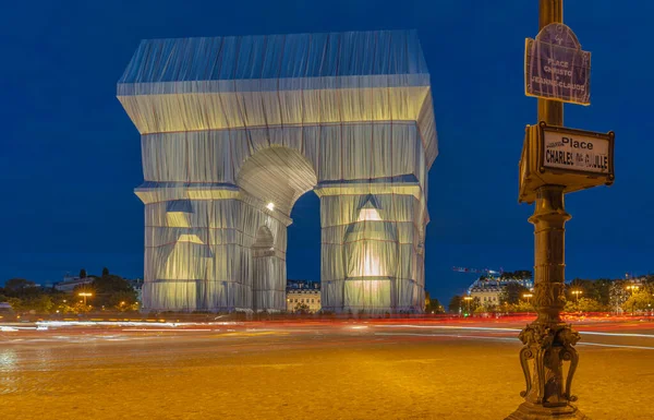 Paris, Fransa - 09: 30 2021 Charles de Gaulle. L 'Arc de Triomphe, gece sarılmış