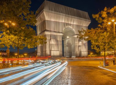 Paris, Fransa - 09: 30 2021 Charles de Gaulle. L 'Arc de Triomphe, gece sarılmış