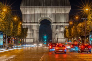 Paris, Fransa - 09: 30 2021 Charles de Gaulle. L 'Arc de Triomphe, gece sarılmış