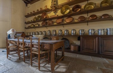 Beaune, Fransa - 08 28 2021: Hospices de Beaune veya Hotel Dieu 'deki mutfak