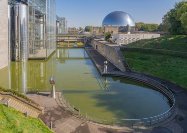 Paris, Fransa - 10 09 2021: Villette Kanalı. La Geode Manzarası ve Bilim ve Sanayi Müzesi