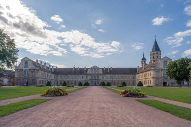 Cluny, Fransa - 08 28 2021: Cluny Manastırı 'ndan görüntü