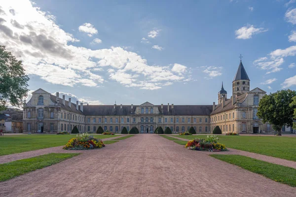 Cluny, Fransa - 08 28 2021: Cluny Manastırı 'ndan görüntü