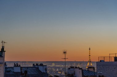Paris, Fransa - 10 14 2021: Montmartre bölgesi. Gün batımında Nadar Meydanı 'ndan Paris manzarası