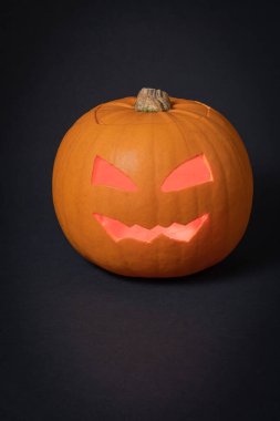 Gennevilliers, Fransa - 10 17 2021 Cadılar Bayramı masası balkabakları ve mumlarla