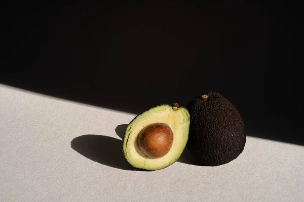 Gennevilliers Frankreich 2021 Stillleben Studioaufnahme Von Avocadofrüchten Natürlichem Sonnenlicht — Stockfoto