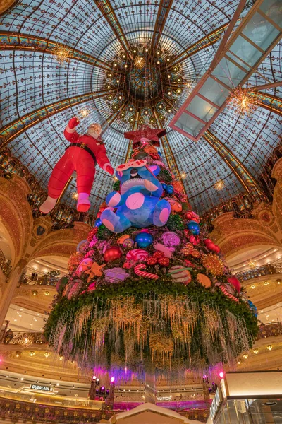 Paris Frankreich 2021 Der Ziemlich Bunte Weihnachtsbaum Der Galleries Lafayette — Stockfoto