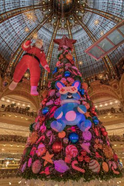 Paris, Fransa - 11: 15: 2021 Lafayette Haussmann 'ın oldukça renkli Noel ağacı