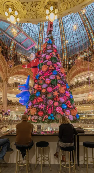 Paris França 2021 Uma Mulher Homem Assistindo Árvore Natal Muito — Fotografia de Stock