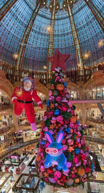 Paris, Fransa - 11: 15: 2021 Lafayette Haussmann 'ın oldukça renkli Noel ağacı