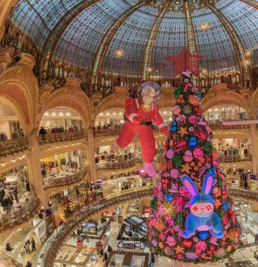 Paris, Fransa - 11: 15: 2021 Lafayette Haussmann 'ın oldukça renkli Noel ağacı