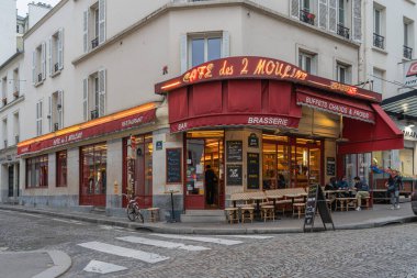 Paris, Fransa - 11: 15 2021: Montmartre bölgesi. Kırmızı iki değirmen kahve cephesi