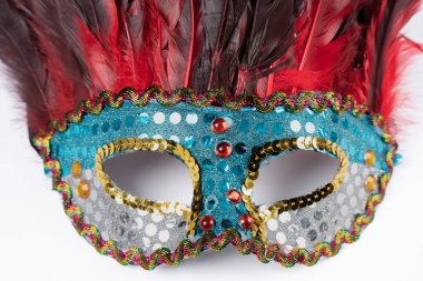 Paris, Fransa - 11 22 2021: Maskeli Kadın Paketi. Tüylü ve parıltılı renkli bir maske.