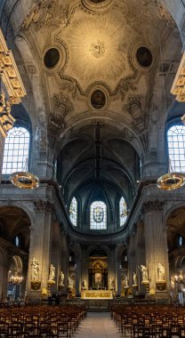 Paris, Fransa - 11 13 2021: Saint-Germain-des-Pres bölgesi. Saint-Sulpice Kilisesi 'nin içine bak