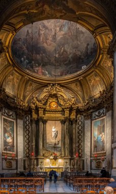 Paris, Fransa - 11 13 2021: Saint-Germain-des-Pres bölgesi. Saint-Sulpice Kilisesi 'nin içine bak