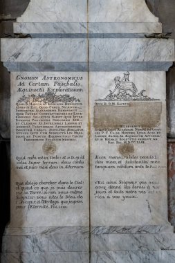 Paris, Fransa - 11 13 2021: Saint-Germain-des-Pres bölgesi. Saint-Sulpice Kilisesi 'ndeki cücenin görüntüsü