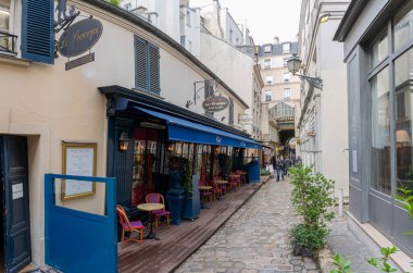 Paris, Fransa - 11 13 2021: Saint-Germain-des-Pres bölgesi. Saint-Andre Ticaret Mahkemesi 'nin Önerisi
