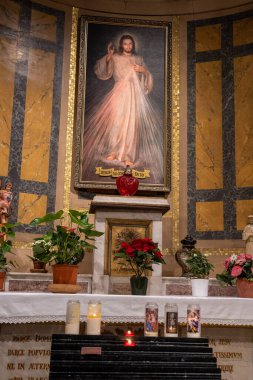 Paris, Fransa - 127 2021: Kilisede dua eden bir kadın
