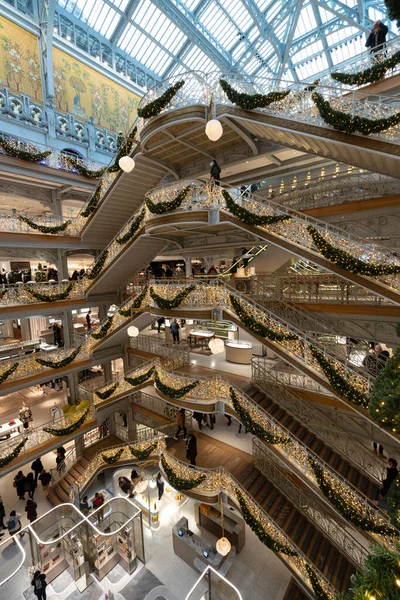 2021年1月12日 法国巴黎 Samaritaine百货商店 圣诞节期间大楼的内部景观 — 图库照片
