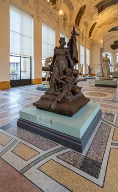 Paris, Fransa - 12 04 2021: Paris Güzel Sanatlar Müzesi. Le Petit Palais 'deki heykel manzarası