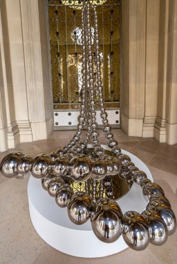 Paris, Fransa - 12 04 2021: Paris Güzel Sanatlar Müzesi. Le Petit Palais bahçesindeki Othoniel heykelinin manzarası