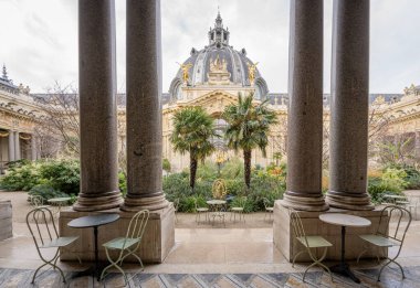 Paris, Fransa - 12 04 2021: Paris Güzel Sanatlar Müzesi. Le Petit Palais bahçesindeki Othoniel heykelinin manzarası
